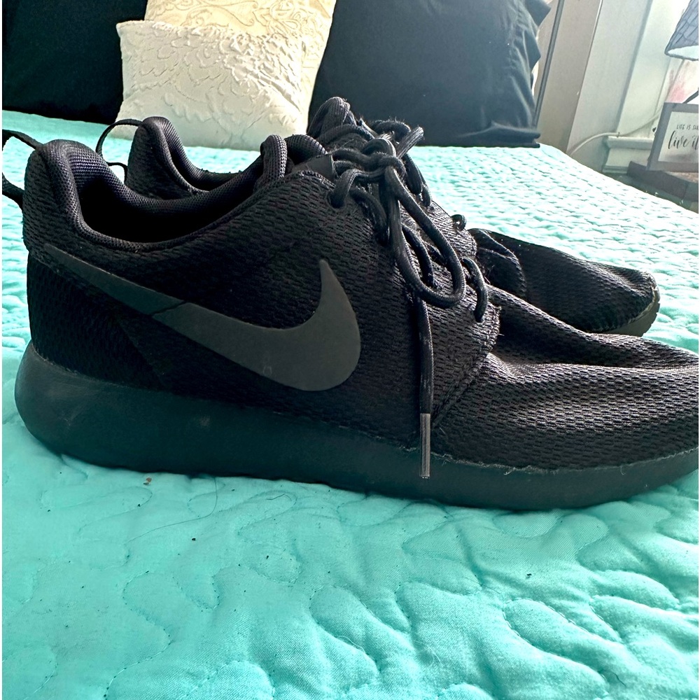 Nike // Roshe Run Triple Black